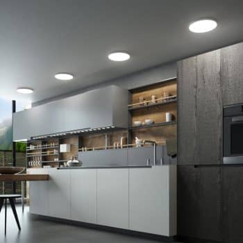 Plafonjera BRY-JADE-SLR-WDN-RND-36W-3IN1-Boja drveta niz od četiri plafonjere montirane na strom u kuhinji