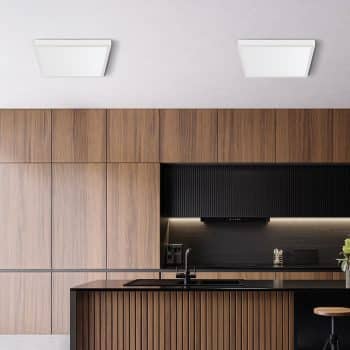 Plafonjera BRY-JADE-SLR-WHT-SQR-36W-3IN1-CEILING LIGHT prikaz montirane plafonjere u kuhinji na stropu iznad kuhinjskog ostrva