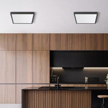 Plafonjera BRY-JADE-SLR-BLC-SQR-36W-3IN1-CEILING LIGHT prikazana u modernoj kihinji montirana na strom iznad kuhinjskog otoka